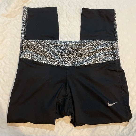 Nike Dri-Fit Racer Black Leopard Print Woman's Capri Leggings Size Small Running - Picture 1 of 11
